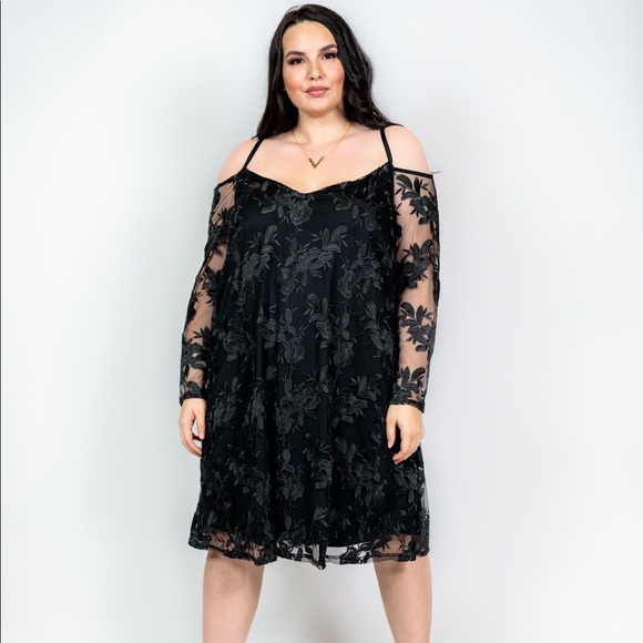 Plus Size ‘Lyra’ Lace Cold Shoulder Dress - Picture 3 of 5